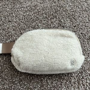 Lululemon everywhere beltbag fleece ivory NWT
